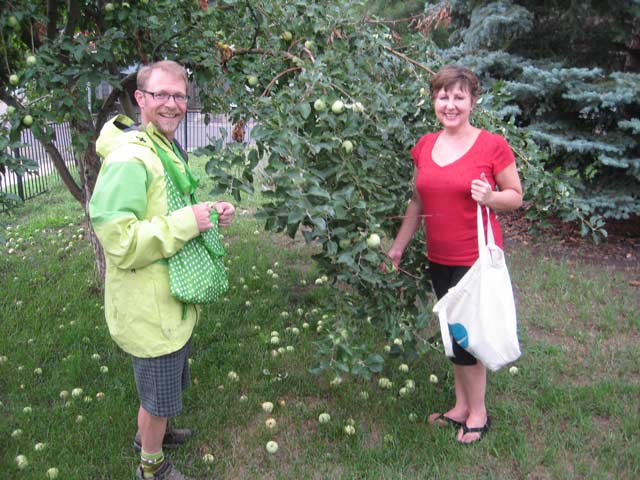 Gregg and Ruth pick apples.