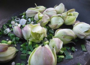 Yucca flowers and wild Allium (garlic) in the pan. Note the purple tinge on the outer petals of these otherwise creamy-white flowers.